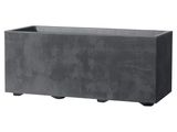 Cette grande jardinière rectangulaire est en béton et présente une finition noire.