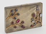 une image représentant une boîte en métal sur laquelle sont disposés de nombreux bijoux