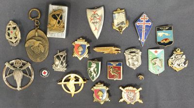Plusieurs types de badges sont disposés sur une table