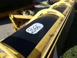 un gros plan d'un train jaune sur lequel figure un numéro