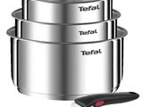 un gros plan sur trois casseroles en acier inoxydable dotées d'une poignée noire