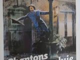 une affiche de film mettant en scène une femme en robe bleue