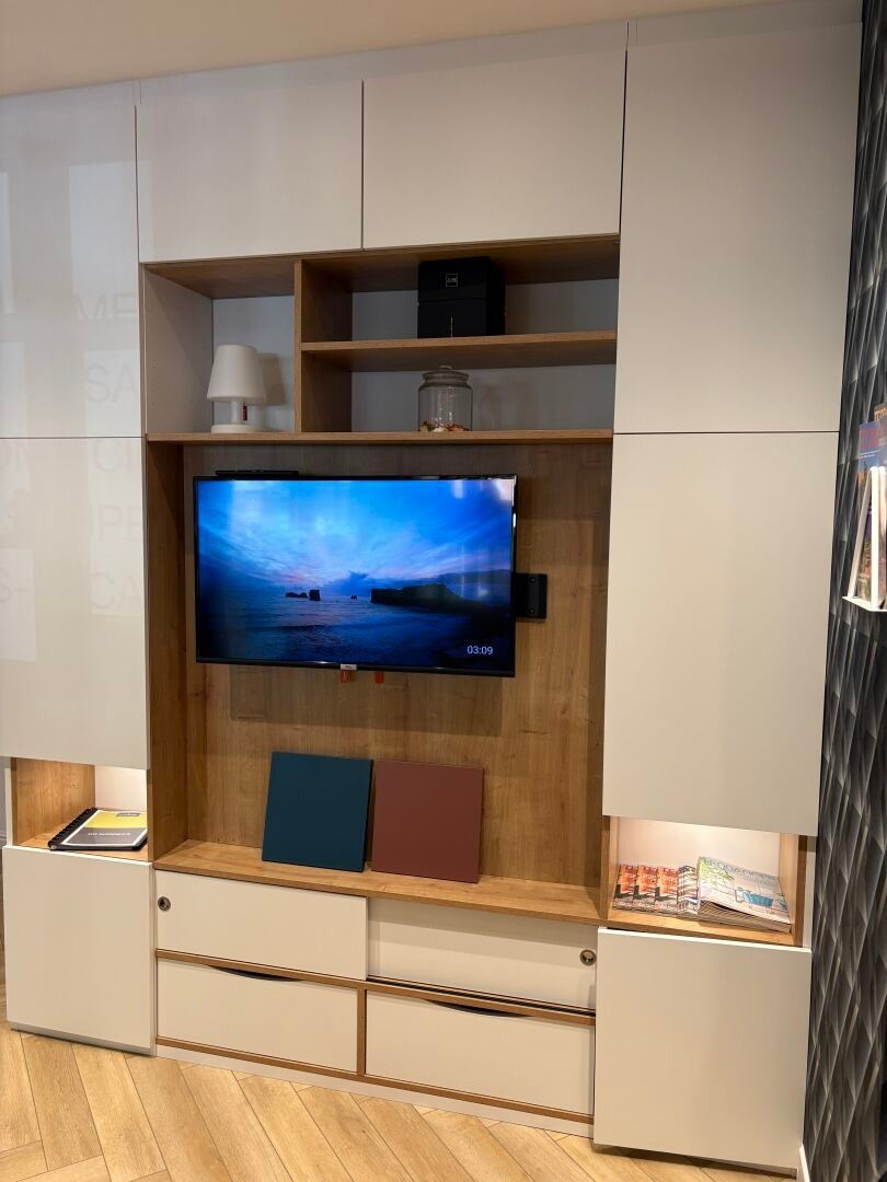 VENTE SUR DESIGNATION se trouvant en SAINT-BRIEUC Meuble-TV lamifié imitation noyer et beige (Dim. Long. 2200 x Haut....