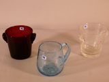 trois verres posés les uns à côté des autres sur une table
