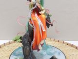 figurine d'anime représentant une femme assise sur un rocher