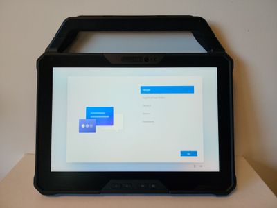 une tablette posée sur une table