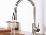 un évier de cuisine dont le robinet laisse couler de l'eau
