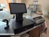 un ordinateur et un clavier posés sur un bureau dans une pièce