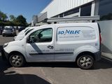 une camionnette blanche garée dans un parking