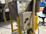 une machine placée au milieu d'une pièce