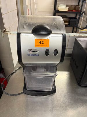une machine posée sur le comptoir d'une cuisine