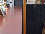une photo d'un porte-manteau en bois dans une pièce