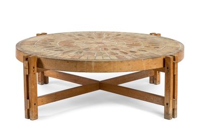 une image représentant une table en bois avec un plateau en carrelage, sur fond blanc