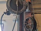 une photo d'un garage avec un tuyau d'arrosage fixé au plafond