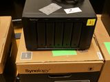de nombreuses boîtes contenant du matériel électronique posées sur une table
