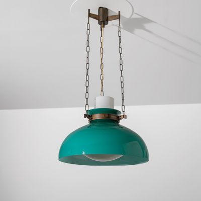une suspension en verre vert suspendue au plafond