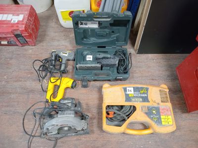 de nombreux outils posés sur une table