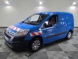 la camionnette bleue est garée sur un carrelage à carreaux