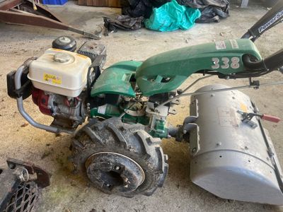 une petite machine verte posée par terre