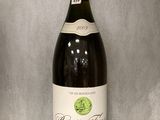 une bouteille de vin posée sur une étagère en verre