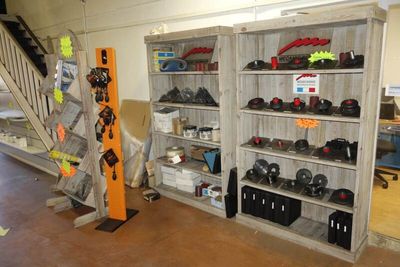 une pièce remplie d'une multitude de casques de toutes sortes