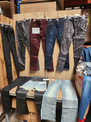 Lot de 8 pantalons et un short femme, tailles 38, différents coloris. 