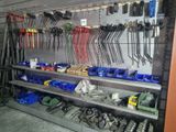 de nombreux outils accrochés au mur du garage