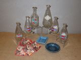 de nombreux vases en verre et un bol posés sur une table