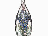 une image représentant un vase en verre orné de fleurs peintes
