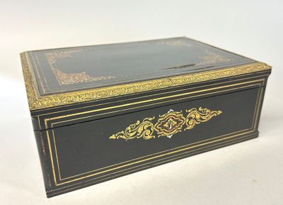 Coffret rectangulaire en bois noirci marqueté de filets de l…