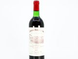 une bouteille de vin posée sur une table