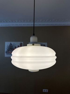 une lampe suspendue au plafond de la pièce