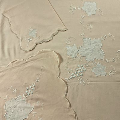 une nappe blanche ornée de fleurs blanches