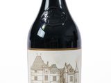 une bouteille de vin posée sur une table