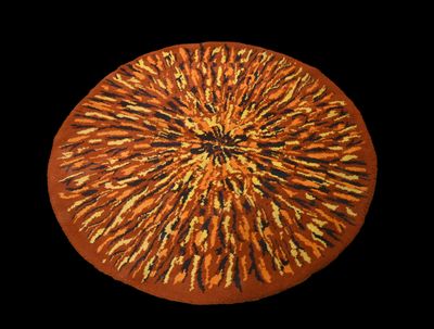 une pizza posée sur une assiette, sur une table