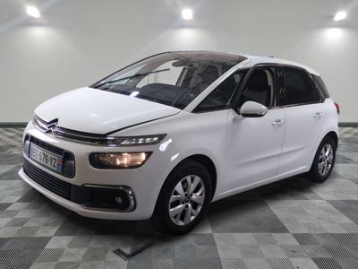 la citrole blanche est garee sur un carrelage en damier