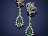 une paire de boucles d'oreilles en émeraude et diamant