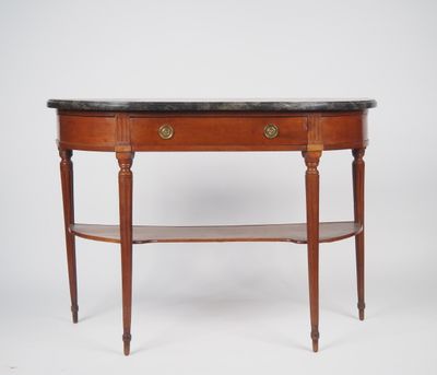 une table en bois avec un plateau en marbre sur fond blanc