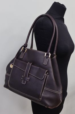 sac à main en cuir marron sur un mannequin, mannequin, mannequin, mannequin, mannequin, mannequin, mannequin, mannequin, manne