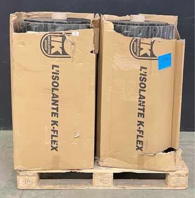 Deux cartons sont empilés sur une palette ; une flèche bleue pointe vers le fond.