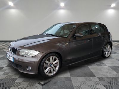 la photo d'une voiture marron garée dans un garage