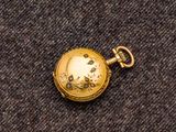 une montre de poche en or munie d'une chaîne