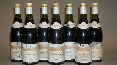 six bouteilles de vin sont alignées sur une table
