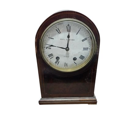 une horloge en bois avec des chiffres romains sur le cadran