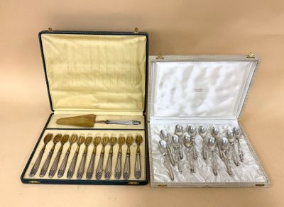 un assortiment d'argenterie présenté dans un coffret posé sur une table