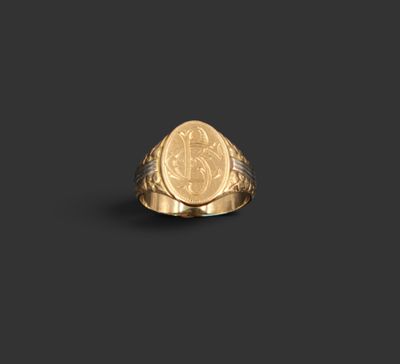 une chevalière en or ornée d'un lion