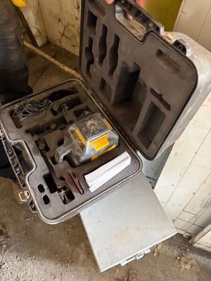 un homme tenant une mallette contenant des outils