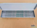 trois crayons dans une boîte sur laquelle est inscrit « super keba »