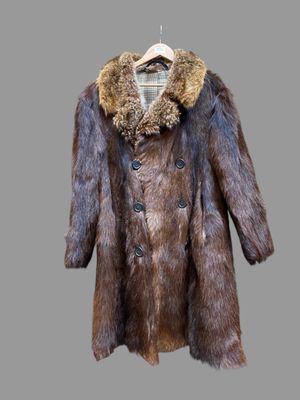 une photo d'un manteau de fourrure sur un cintre
