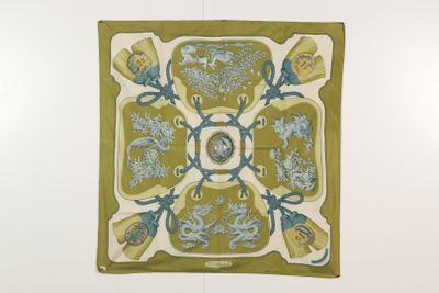 une photo représentant un motif floral vert et bleu sur un mur
